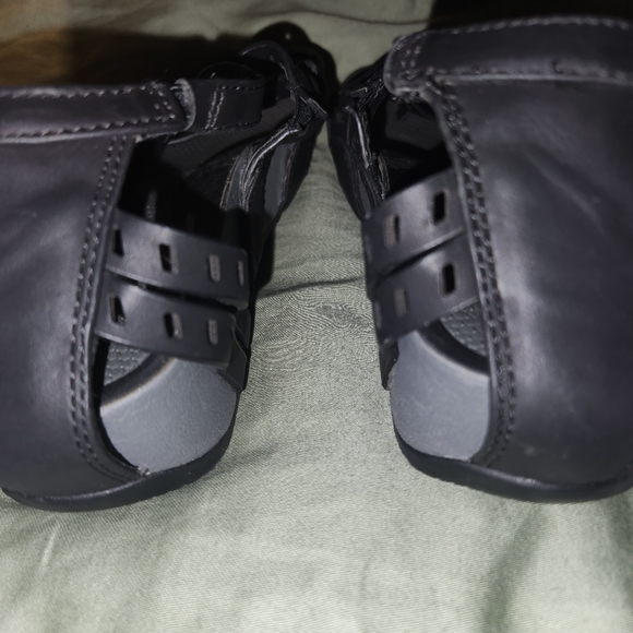 BareTraps Sandals sz 7.5 strappy blk w gray Sole great condition - Picture 3 of 4